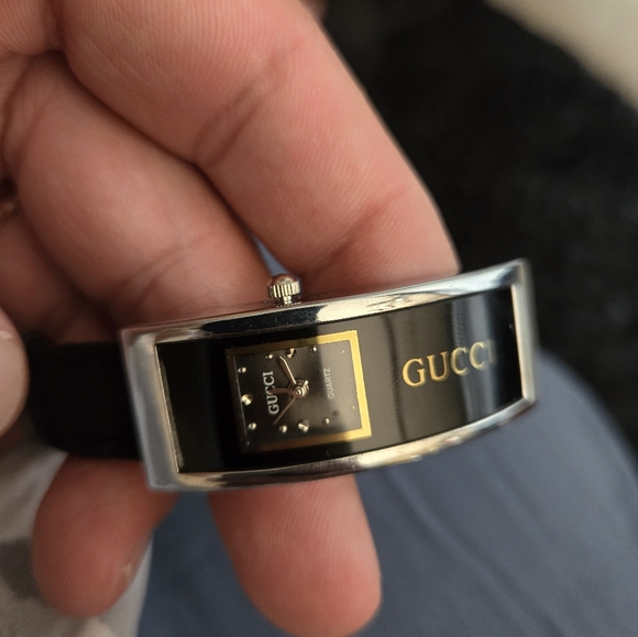Gucci quartz silver and black watch. - Picture 2 of 11